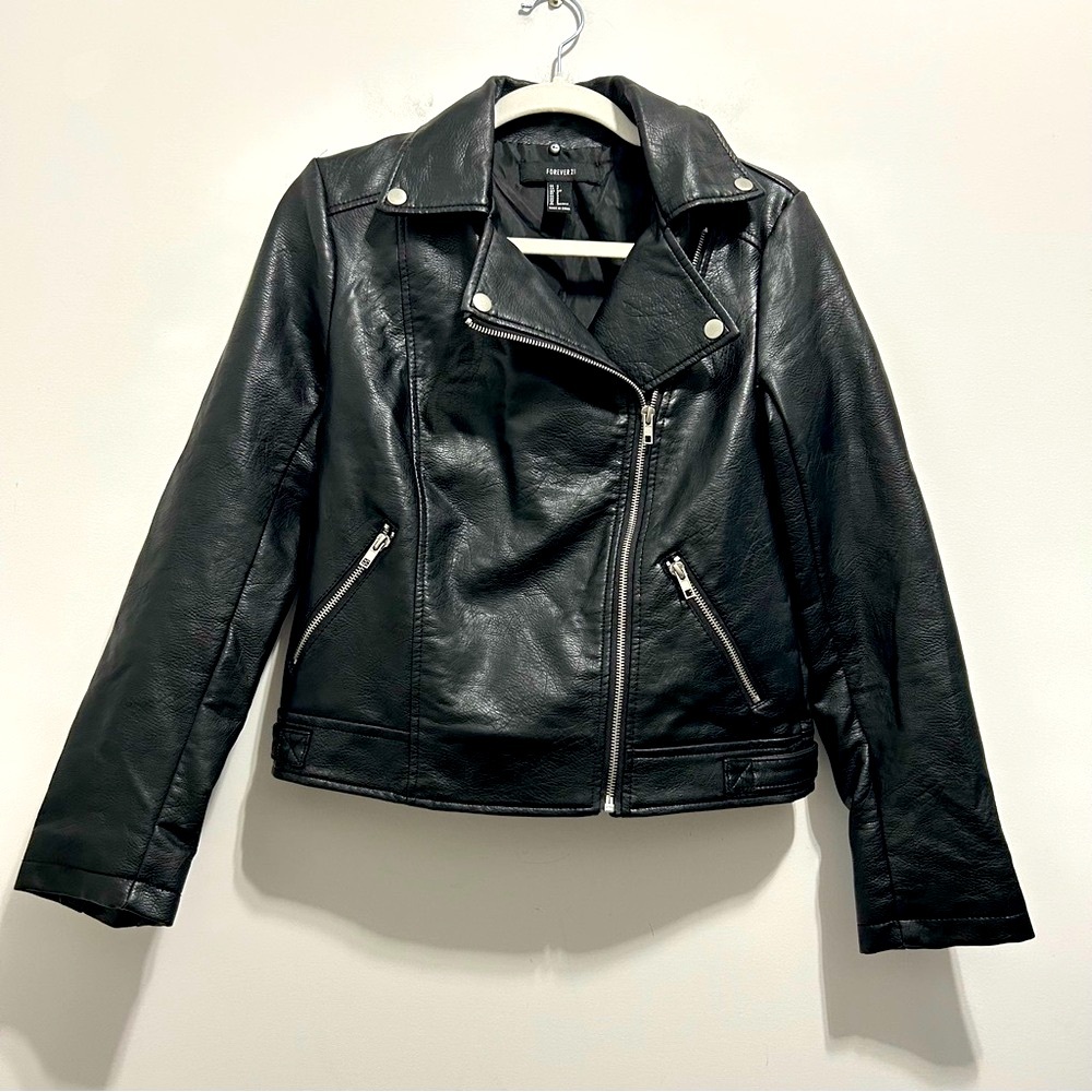 Forever 21 Women’s Cropped Black Leather Moto Jacket Asymmetrical Zipper